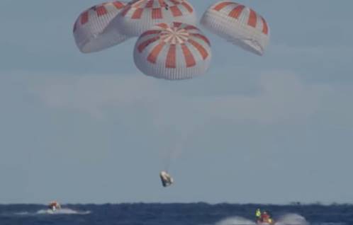 Une image contenant extrieur, eau, objet, parachute

Description gnre automatiquement