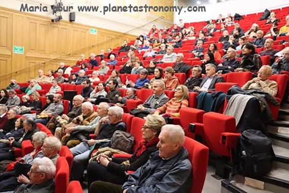 Une image contenant habits, personne, b�timent, public

Description g�n�r�e automatiquement