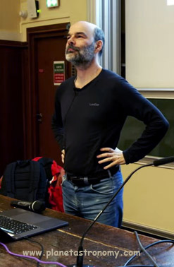 Une image contenant personne, int�rieur, habits, ordinateur

Description g�n�r�e automatiquement