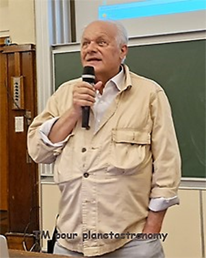 Une image contenant habits, personne, microphone, chemise

Le contenu g�n�r� par l�IA peut �tre incorrect.